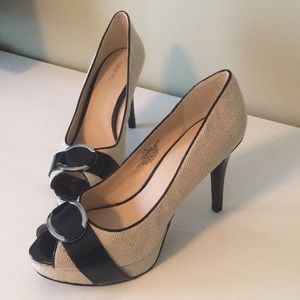 Nine West Wheat and Black Catchmeo Heels